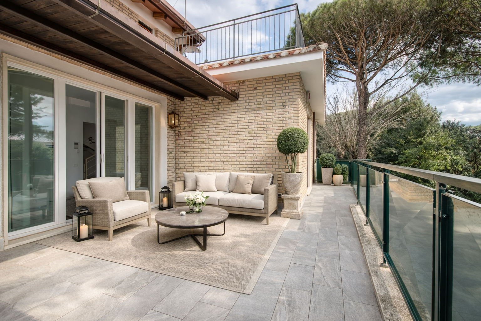 FREGENE CENTRO RIFINITISSIMA VILLA CON GIARDINO E TERRAZZI RIF. V/60