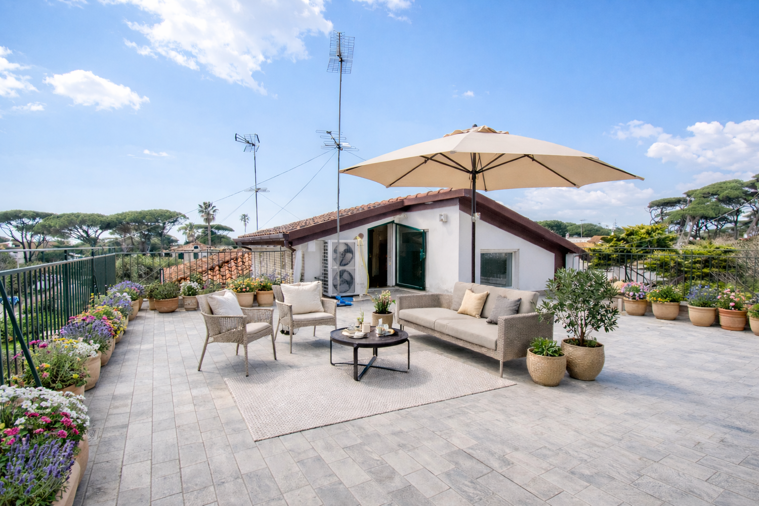 FREGENE CENTRO RIFINITISSIMA VILLA CON GIARDINO E TERRAZZI RIF. V/60