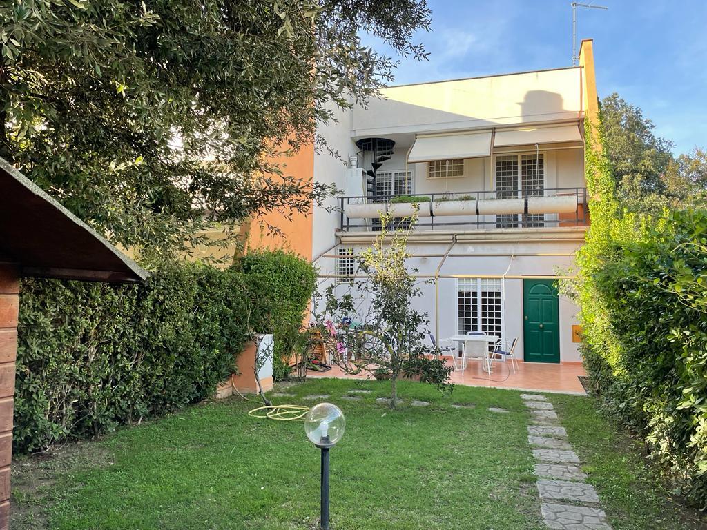 FREGENE GRAZIOSO VILLINO CON GIARDINO RIF. V/95