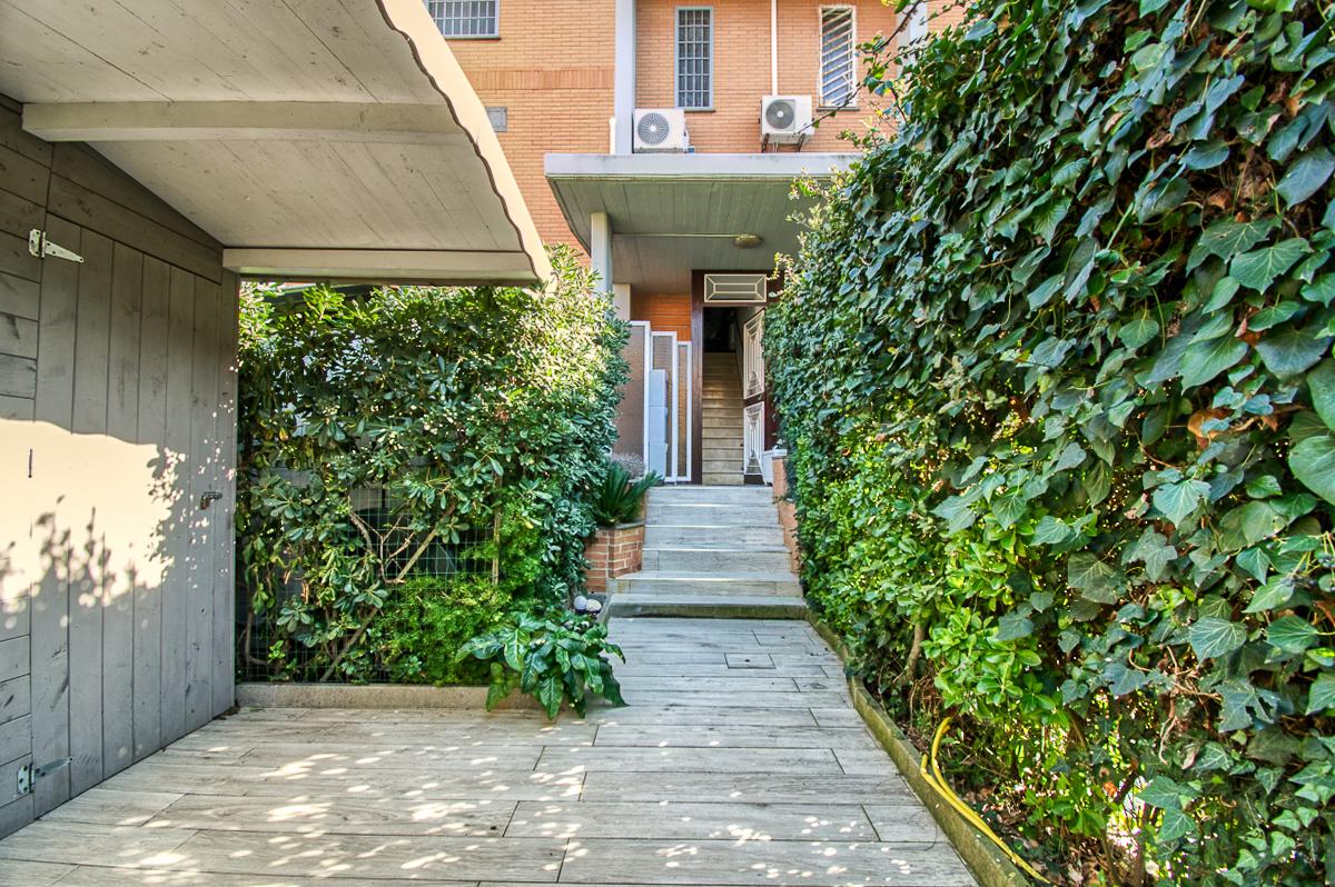 FREGENE IN RESIDENCE VILLINO CON GIARDINO E POSTO AUTO Rif. V/15