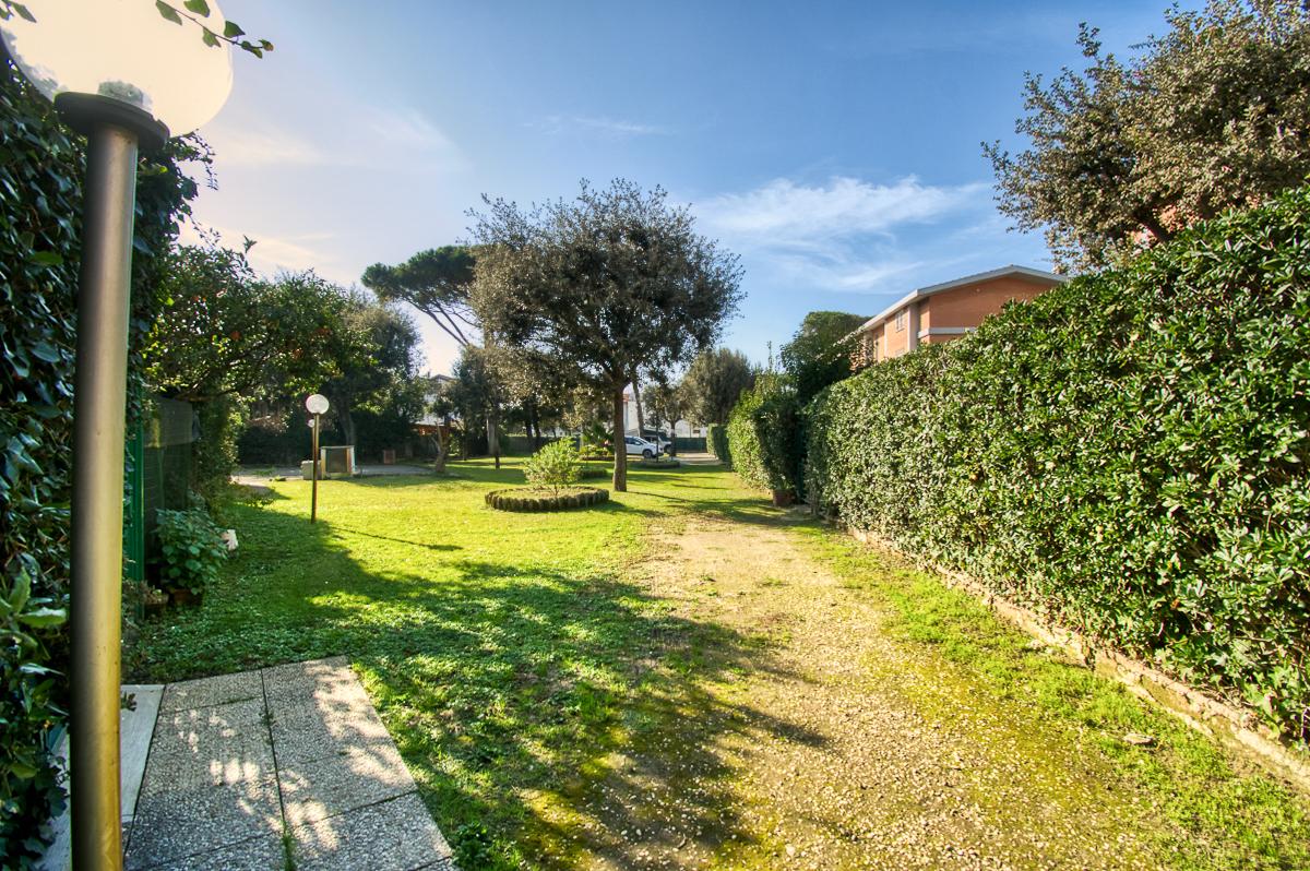 FREGENE IN RESIDENCE VILLINO CON GIARDINO E POSTO AUTO Rif. V/15