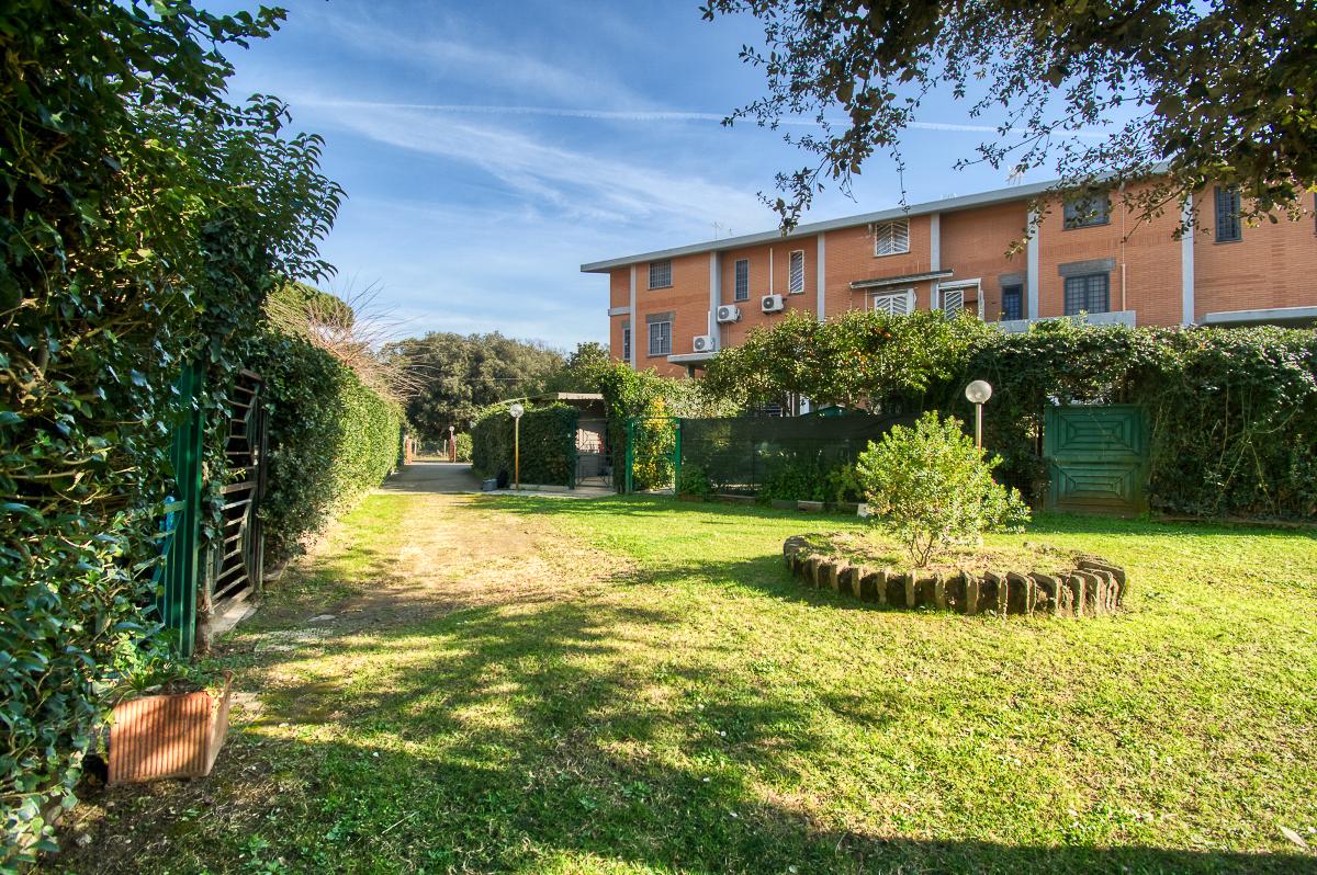 FREGENE IN RESIDENCE VILLINO CON GIARDINO E POSTO AUTO Rif. V/15