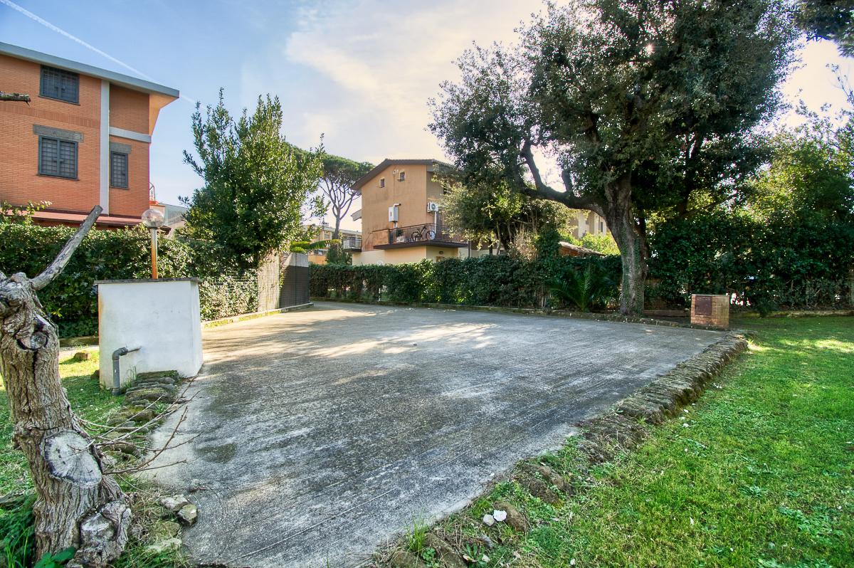 FREGENE IN RESIDENCE VILLINO CON GIARDINO E POSTO AUTO Rif. V/15