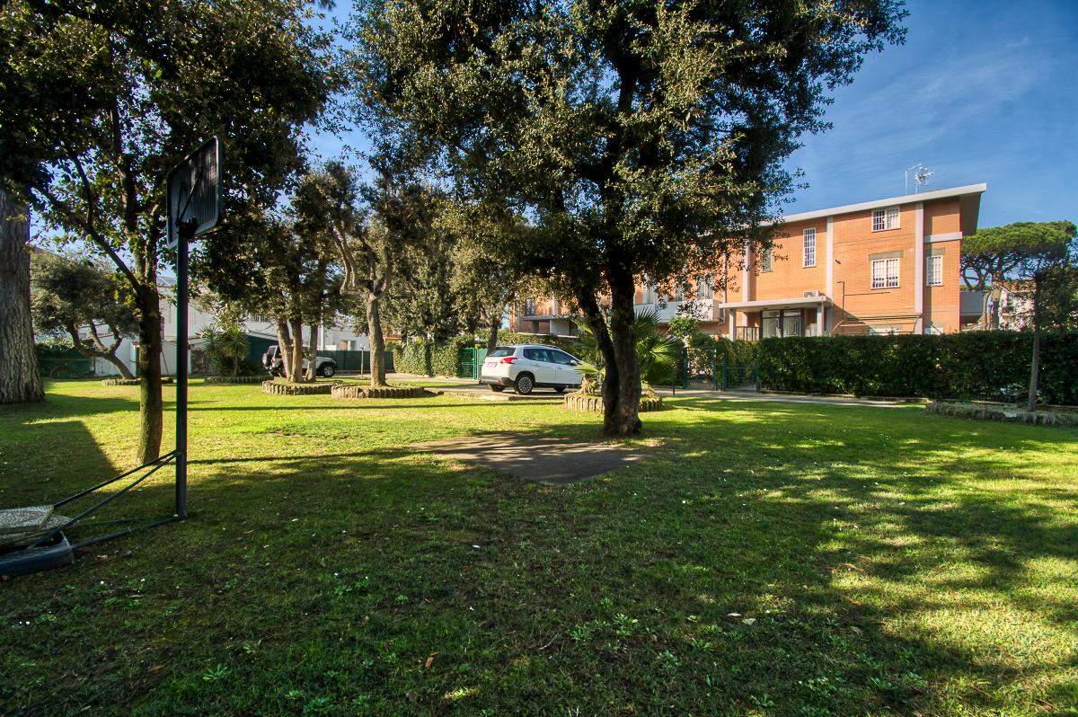 FREGENE IN RESIDENCE VILLINO CON GIARDINO E POSTO AUTO Rif. V/15
