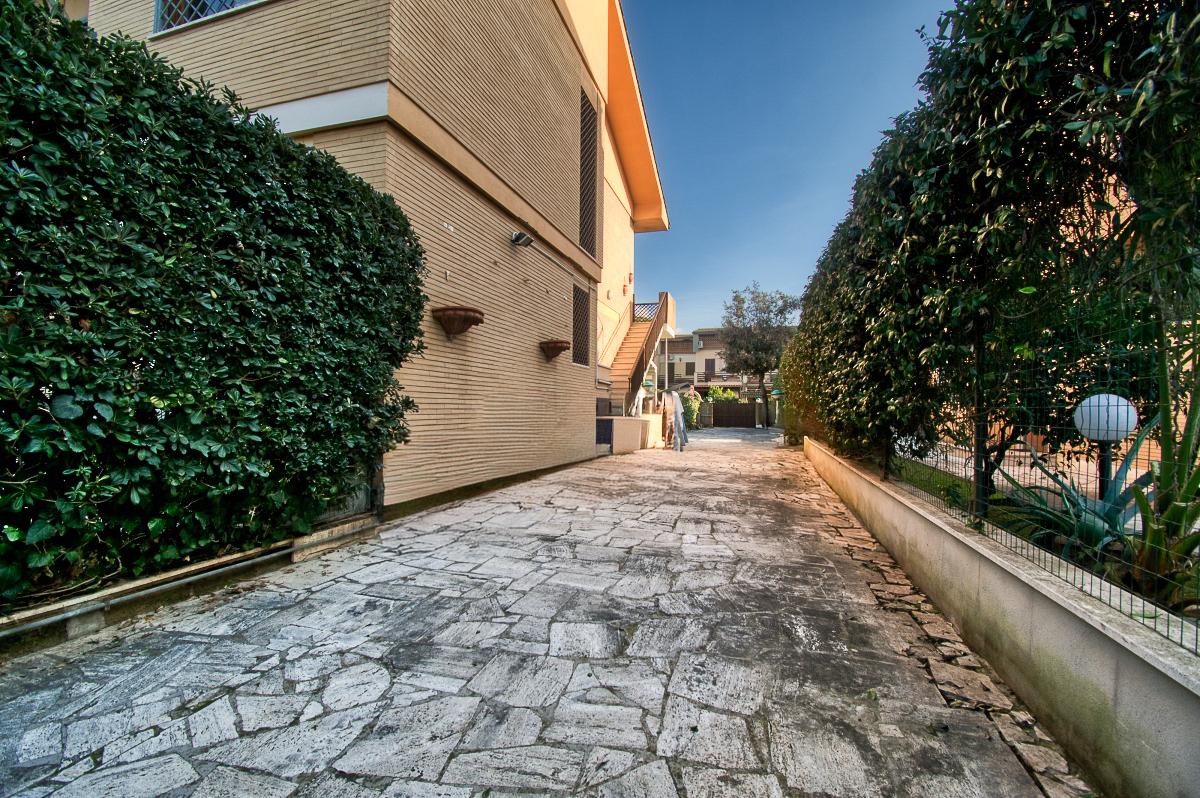 FREGENE VICINO MARE VILLA QUADRIFAMILIARE CON GIARDINO E TERRAZZO RIF. V/70