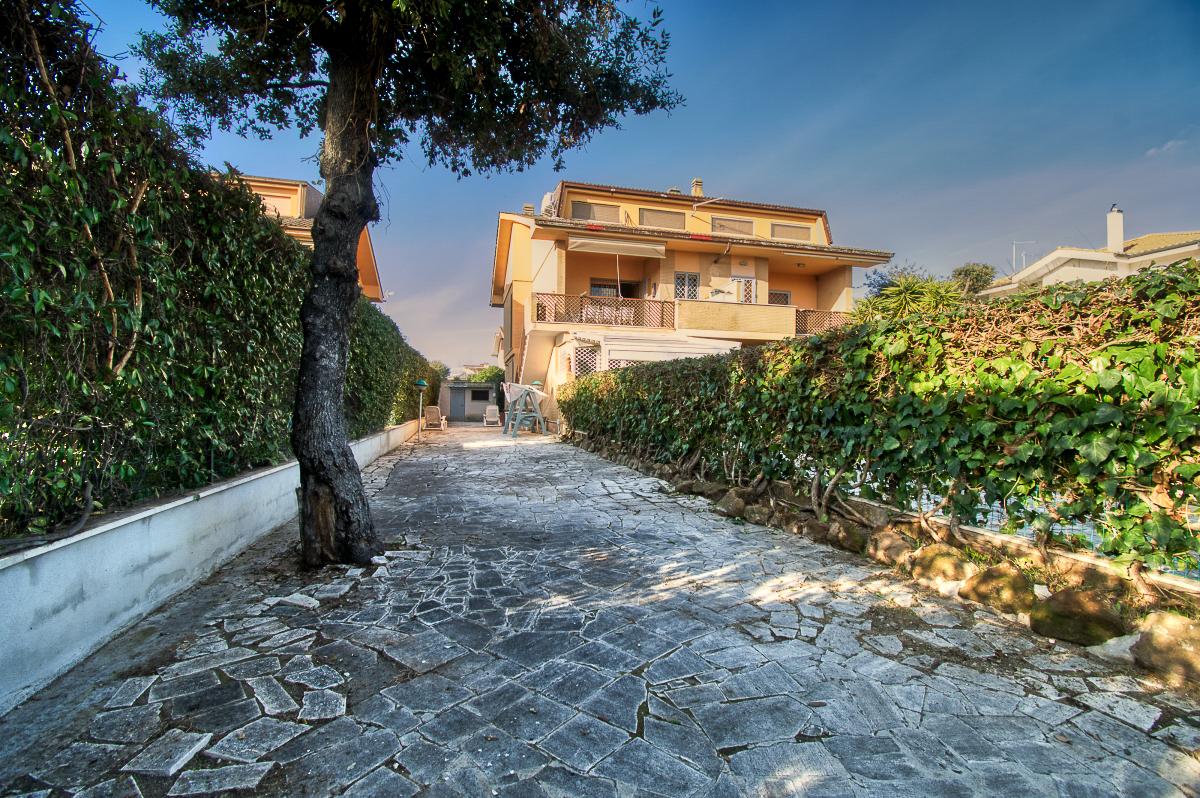 FREGENE VICINO MARE VILLA QUADRIFAMILIARE CON GIARDINO E TERRAZZO RIF. V/70