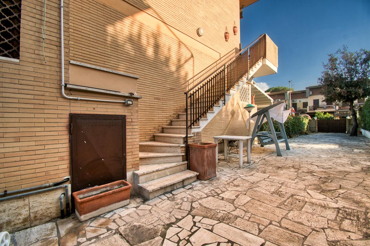 FREGENE VICINO MARE VILLA QUADRIFAMILIARE CON GIARDINO E TERRAZZO RIF. V/70