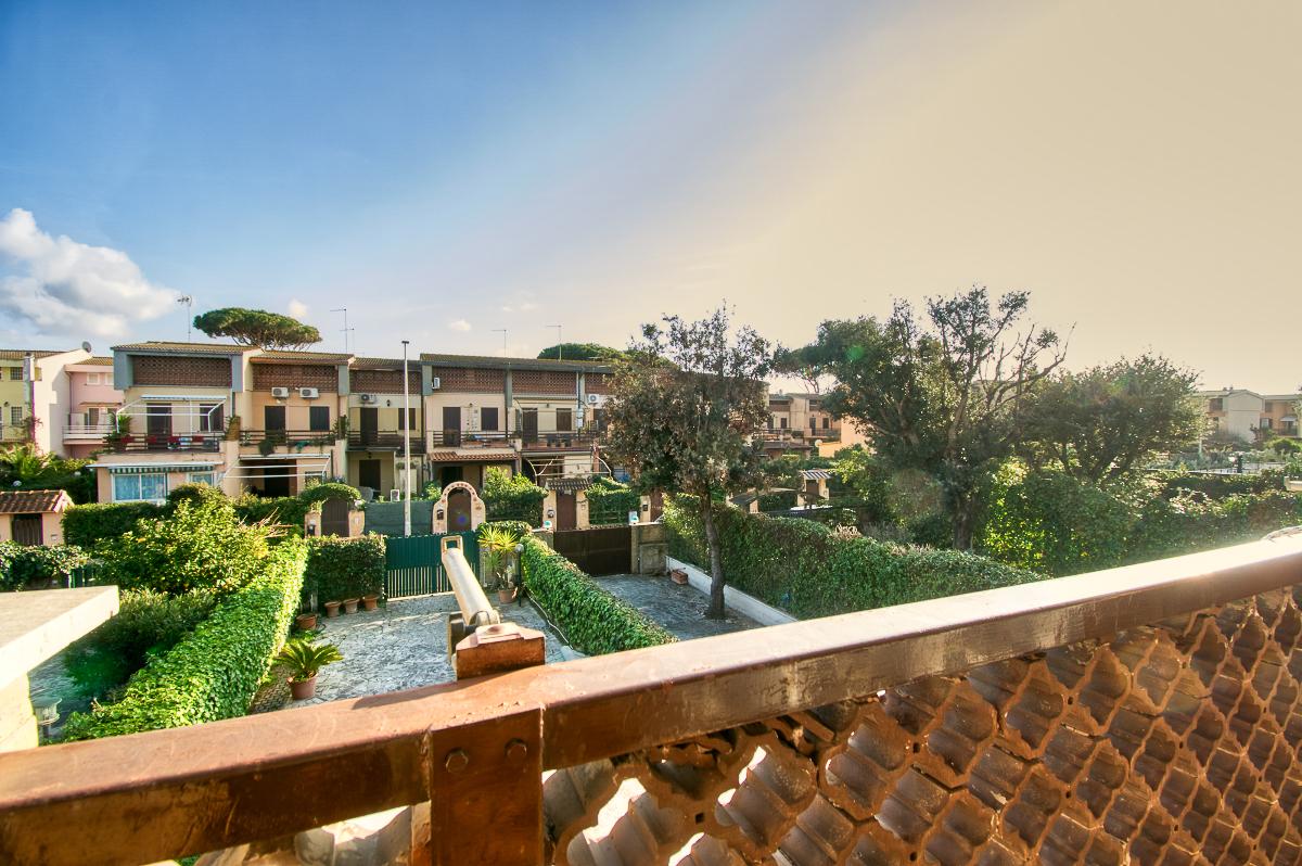 FREGENE VICINO MARE VILLA QUADRIFAMILIARE CON GIARDINO E TERRAZZO RIF. V/70