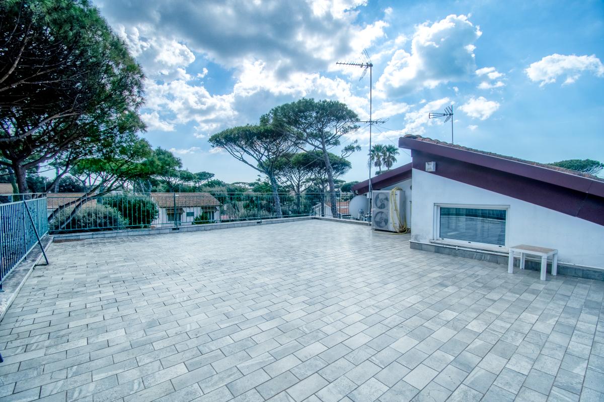 FREGENE CENTRO RIFINITISSIMA VILLA CON GIARDINO E TERRAZZI RIF. V/60