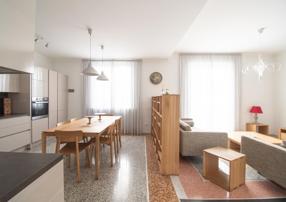 FREGENE CENTRO RIFINITISSIMA VILLA CON GIARDINO E TERRAZZI RIF. V/60