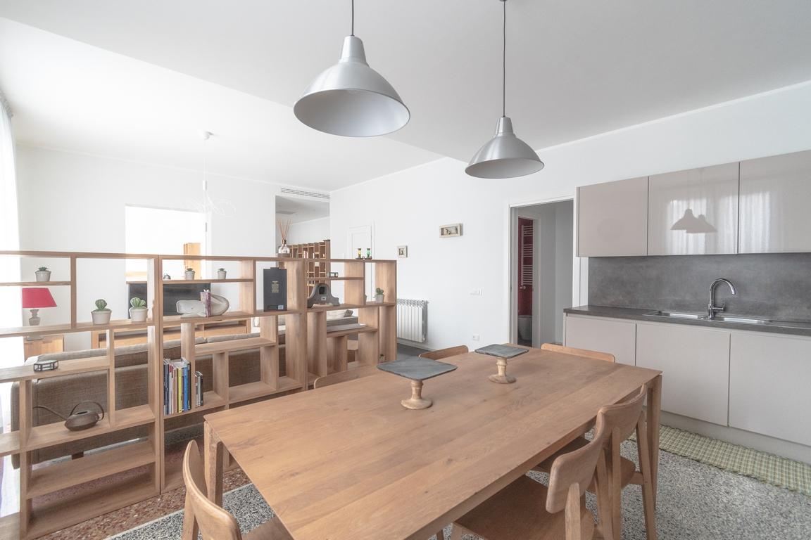 FREGENE CENTRO RIFINITISSIMA VILLA CON GIARDINO E TERRAZZI RIF. V/60