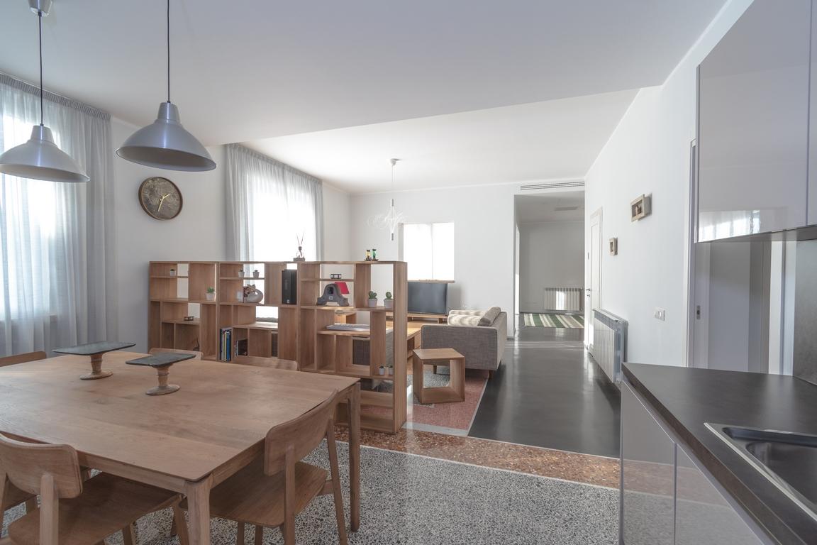 FREGENE CENTRO RIFINITISSIMA VILLA CON GIARDINO E TERRAZZI RIF. V/60