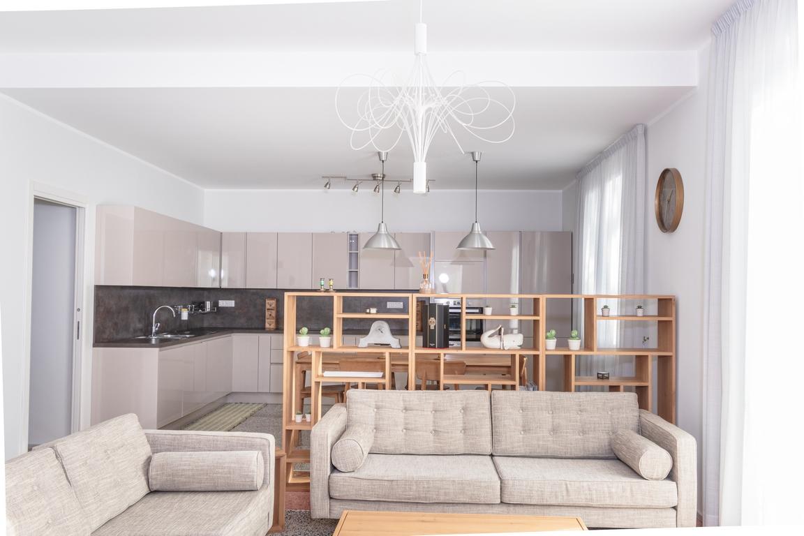 FREGENE CENTRO RIFINITISSIMA VILLA CON GIARDINO E TERRAZZI RIF. V/60