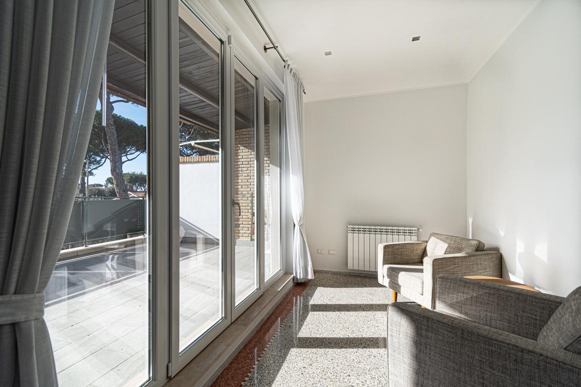 FREGENE CENTRO VILLA RIFINITISSIMA CON GIARDINO RIF. AE/65