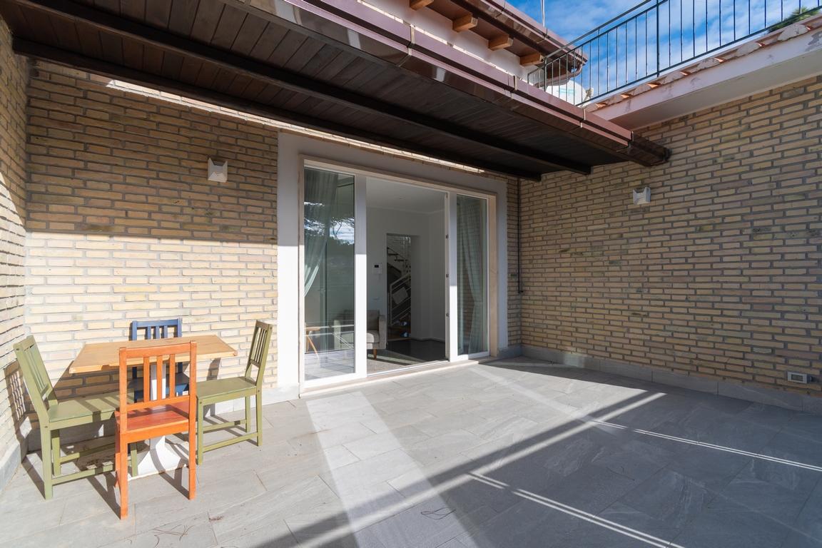 FREGENE CENTRO VILLA RIFINITISSIMA CON GIARDINO RIF. AE/65