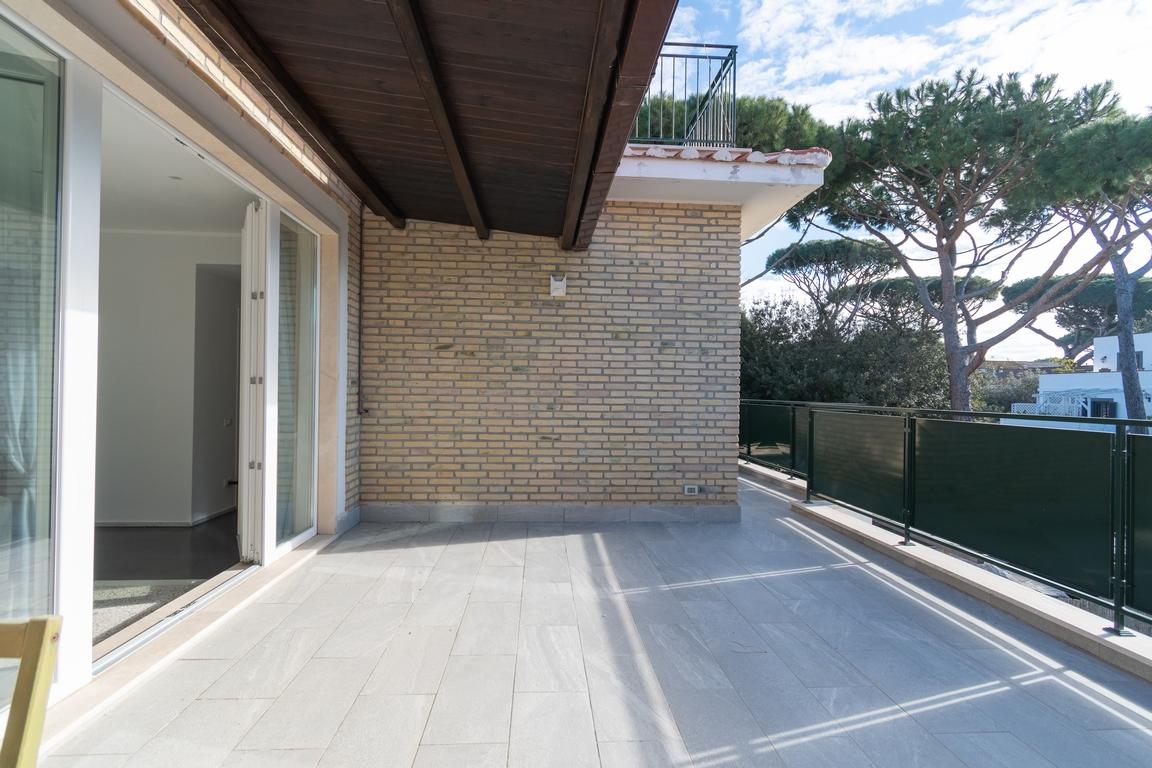 FREGENE CENTRO VILLA RIFINITISSIMA CON GIARDINO RIF. AE/65