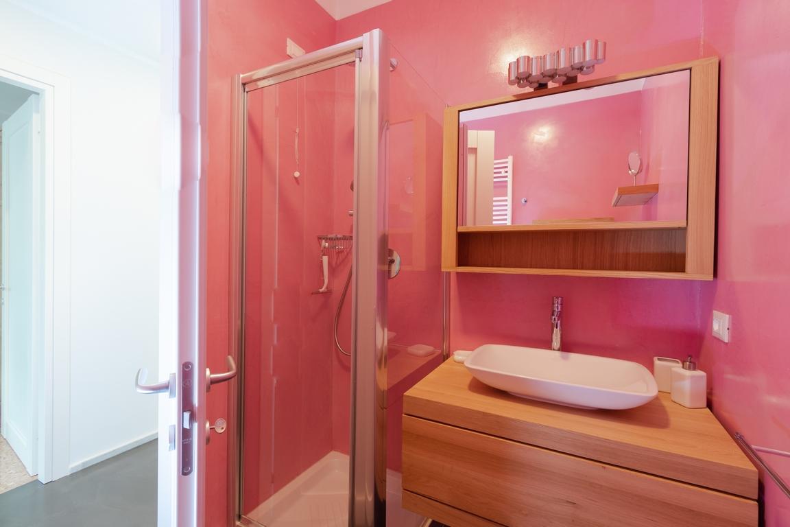 FREGENE CENTRO RIFINITISSIMA VILLA CON GIARDINO E TERRAZZI RIF. V/60