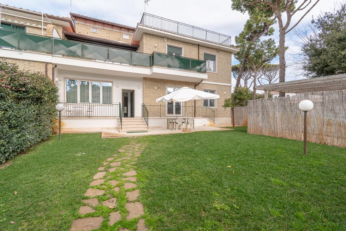 FREGENE CENTRO VILLA RIFINITISSIMA CON GIARDINO RIF. AE/65