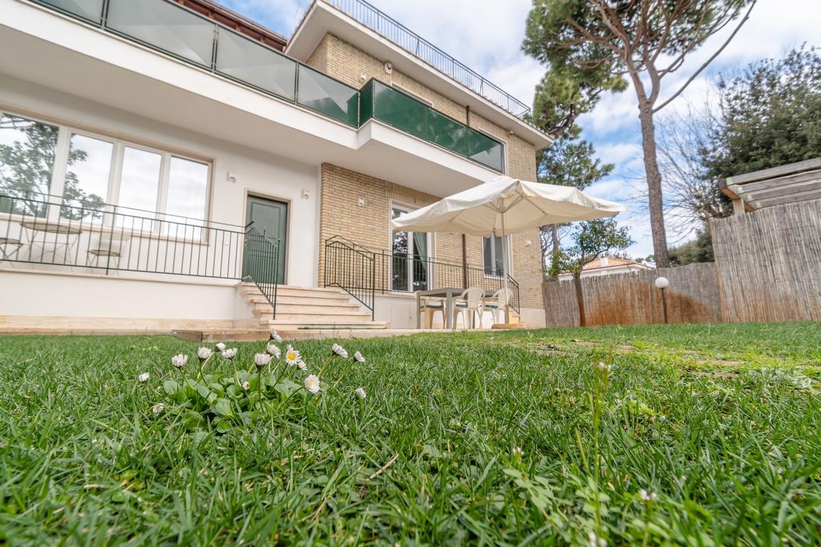 FREGENE CENTRO VILLA RIFINITISSIMA CON GIARDINO RIF. AE/65