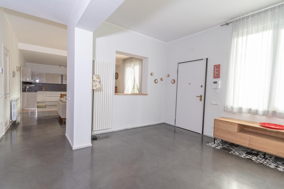 FREGENE CENTRO RIFINITISSIMA VILLA CON GIARDINO E TERRAZZI RIF. V/60