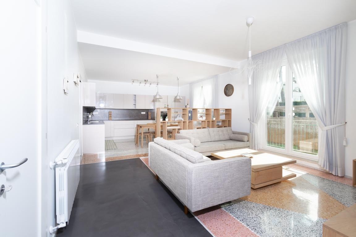 FREGENE CENTRO VILLA RIFINITISSIMA CON GIARDINO RIF. AE/65