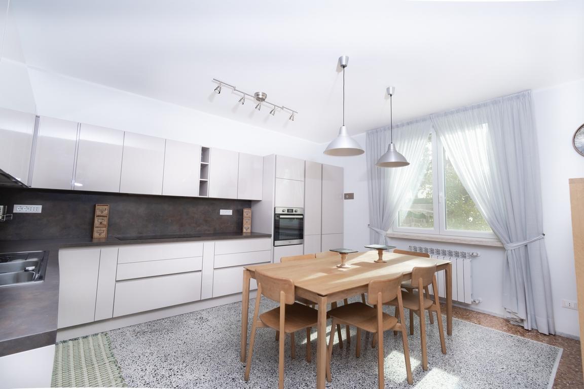 FREGENE CENTRO RIFINITISSIMA VILLA CON GIARDINO E TERRAZZI RIF. V/60