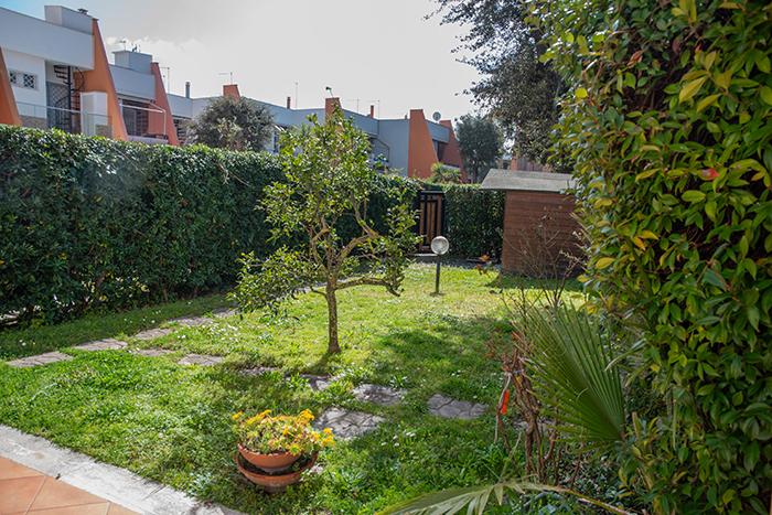FREGENE GRAZIOSO VILLINO CON GIARDINO RIF. V/95