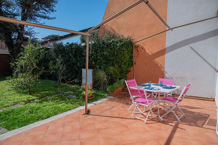 FREGENE GRAZIOSO VILLINO CON GIARDINO RIF. V/95