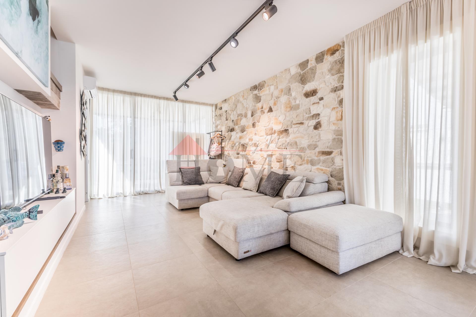 FREGENE – PRESTIGIOSA VILLA DI NUOVA COSTRUZIONE CON PISCINA • VISTA MARE • CLASSE A4 RIF. V/100