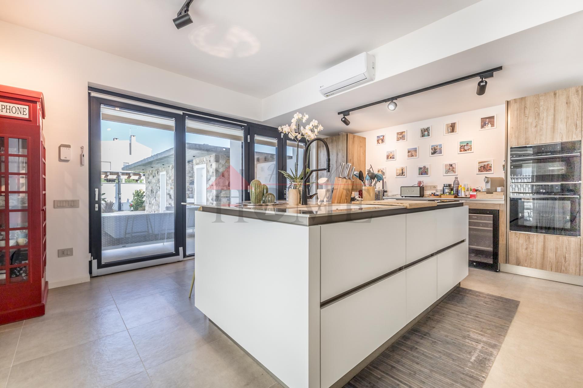 FREGENE – PRESTIGIOSA VILLA DI NUOVA COSTRUZIONE CON PISCINA • VISTA MARE • CLASSE A4 RIF. V/100