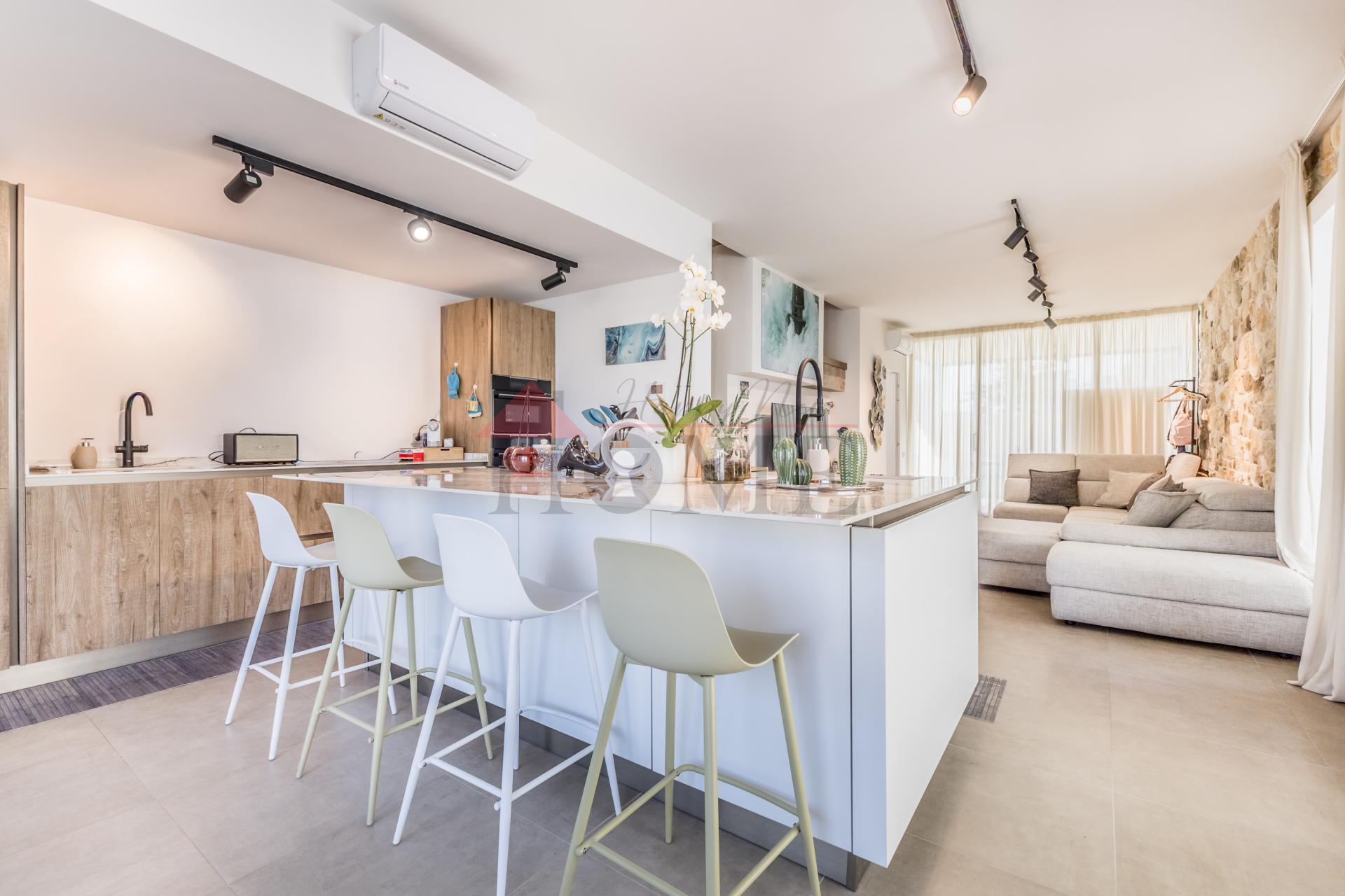 FREGENE – PRESTIGIOSA VILLA DI NUOVA COSTRUZIONE CON PISCINA • VISTA MARE • CLASSE A4 RIF. V/100