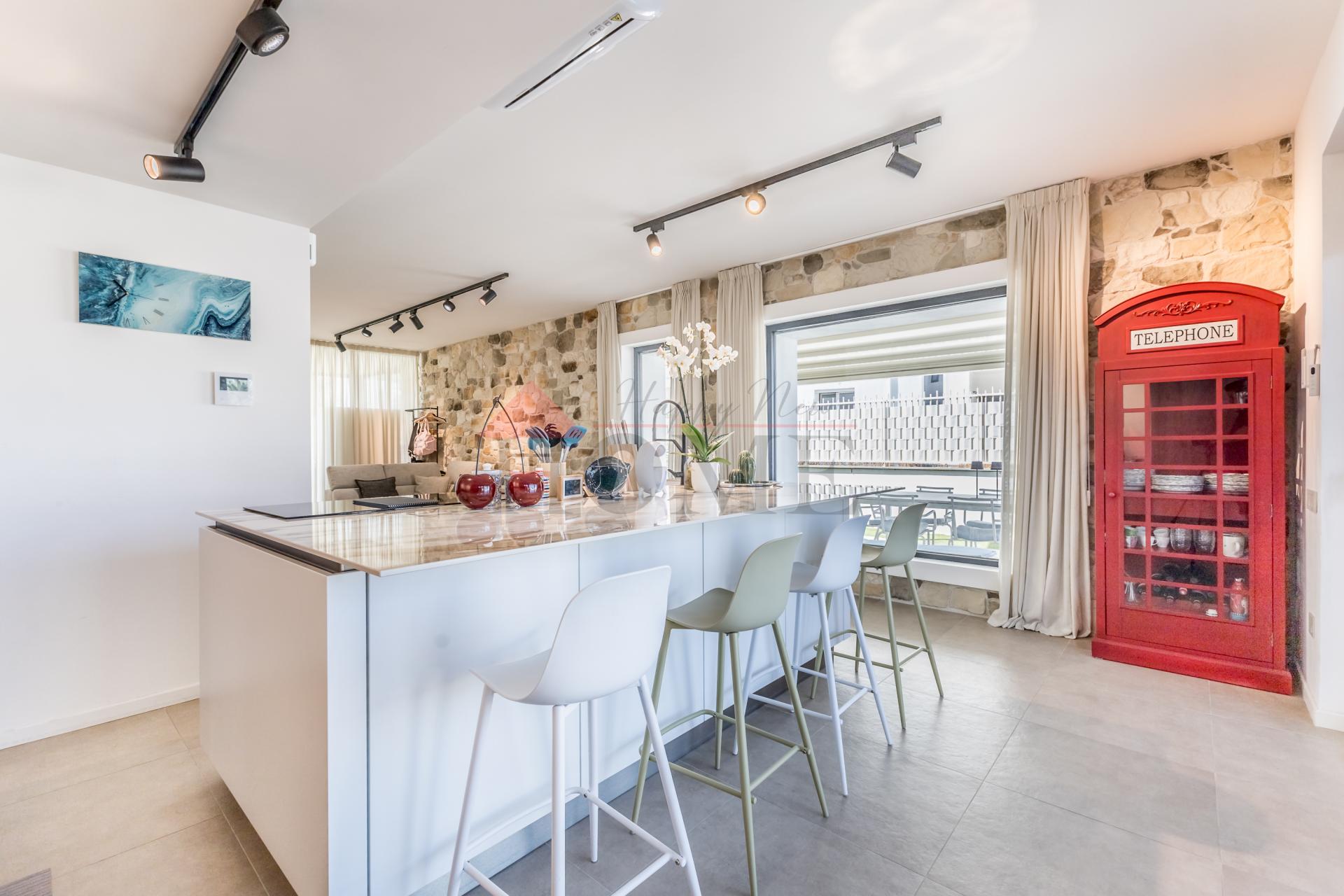 FREGENE – PRESTIGIOSA VILLA DI NUOVA COSTRUZIONE CON PISCINA • VISTA MARE • CLASSE A4 RIF. V/100