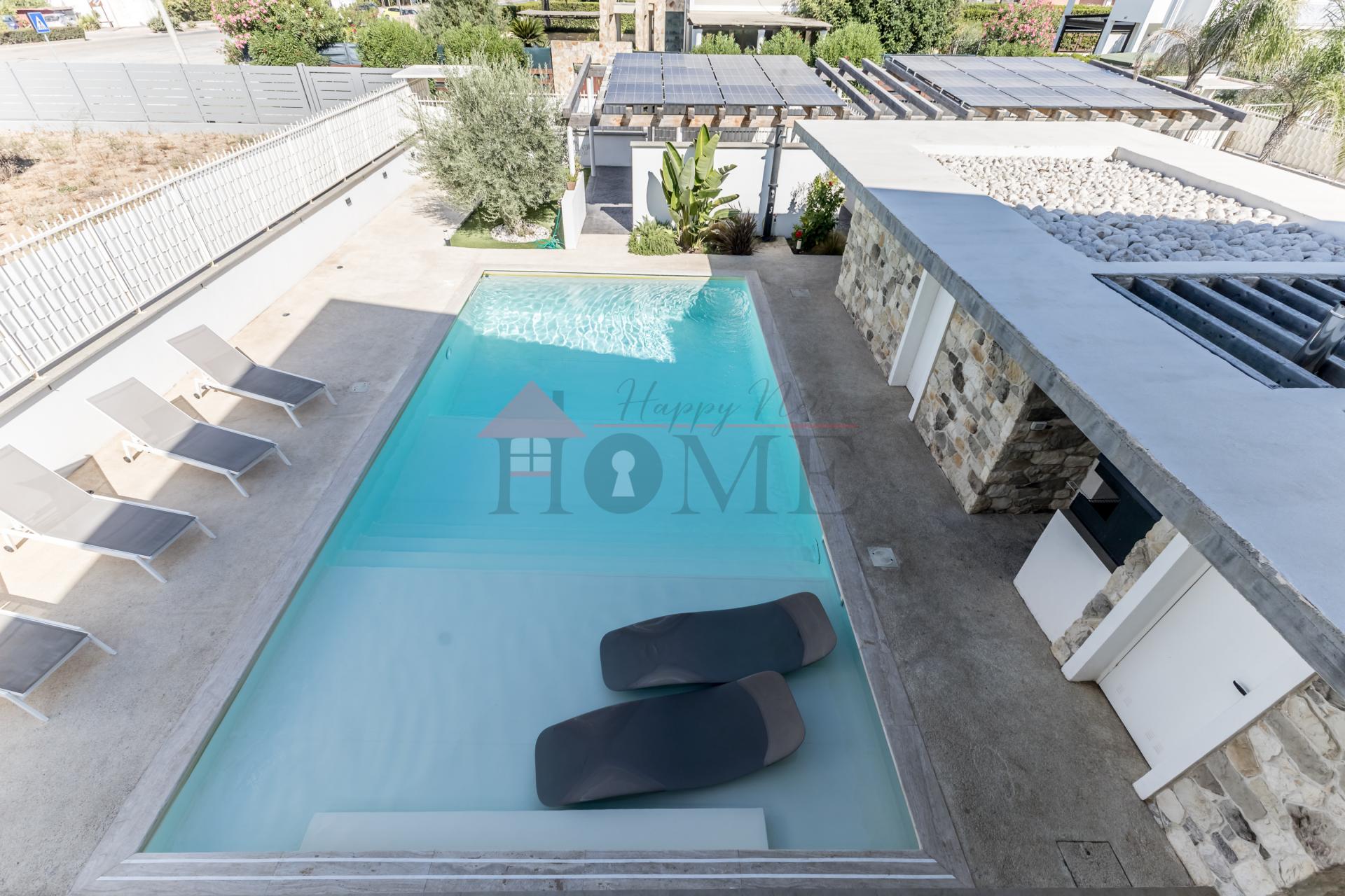 FREGENE – PRESTIGIOSA VILLA DI NUOVA COSTRUZIONE CON PISCINA • VISTA MARE • CLASSE A4 RIF. V/100