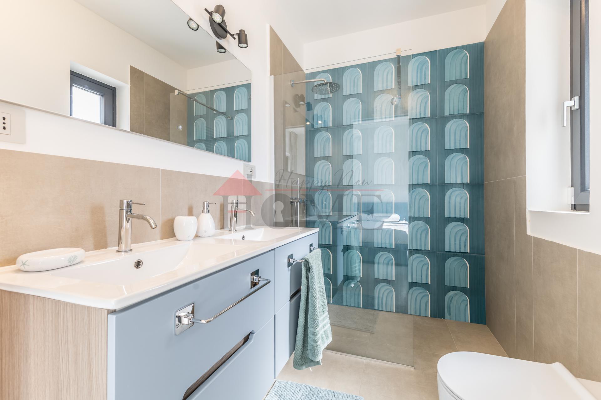 FREGENE – PRESTIGIOSA VILLA DI NUOVA COSTRUZIONE CON PISCINA • VISTA MARE • CLASSE A4 RIF. V/100