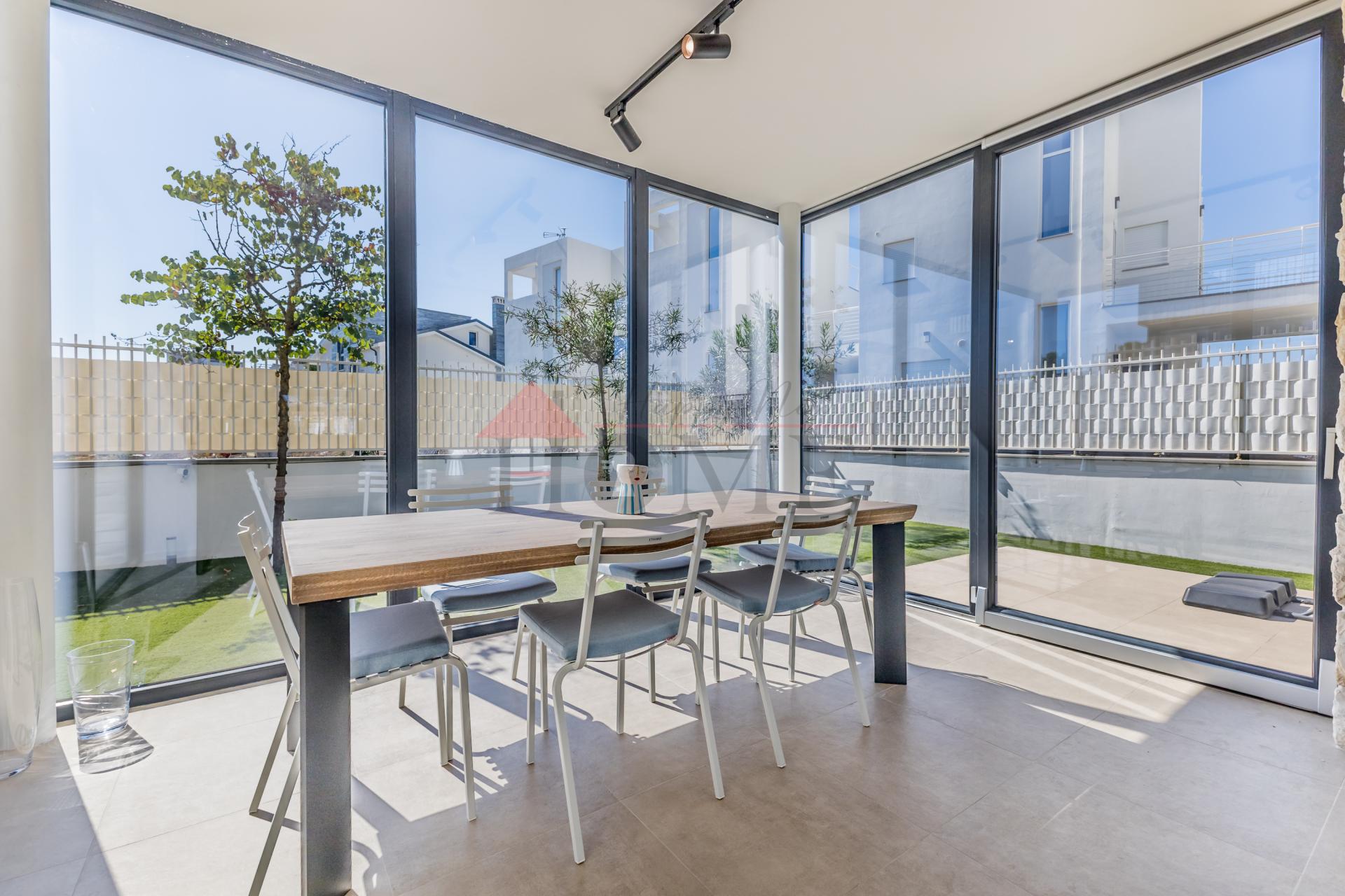 FREGENE – PRESTIGIOSA VILLA DI NUOVA COSTRUZIONE CON PISCINA • VISTA MARE • CLASSE A4 RIF. V/100