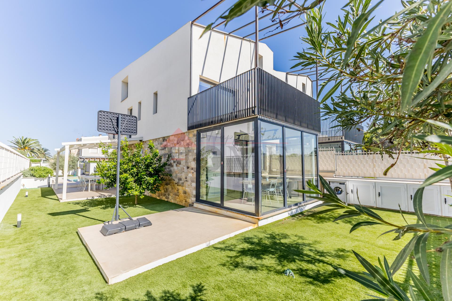 FREGENE – PRESTIGIOSA VILLA DI NUOVA COSTRUZIONE CON PISCINA • VISTA MARE • CLASSE A4 RIF. V/100