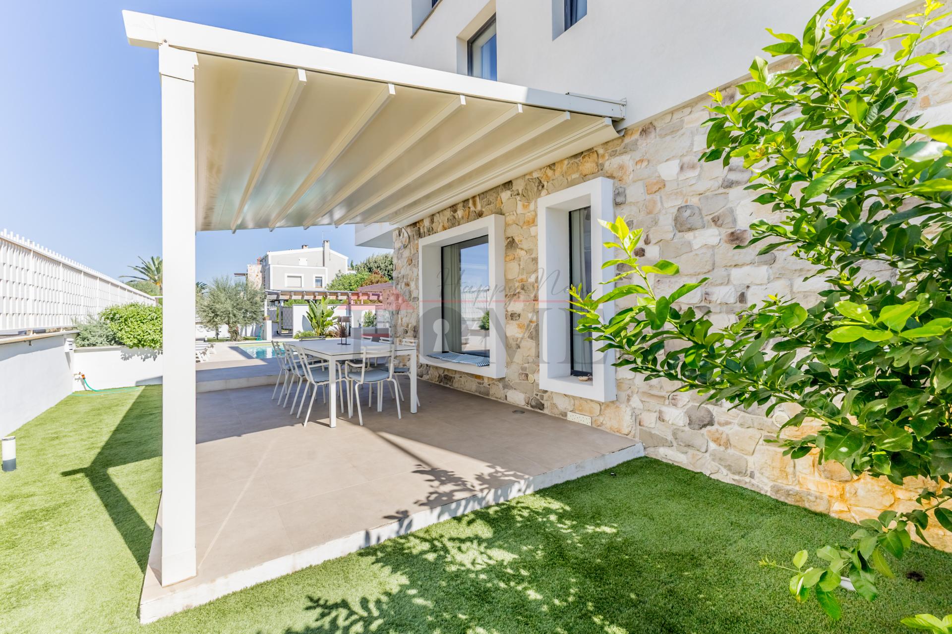 FREGENE – PRESTIGIOSA VILLA DI NUOVA COSTRUZIONE CON PISCINA • VISTA MARE • CLASSE A4 RIF. V/100