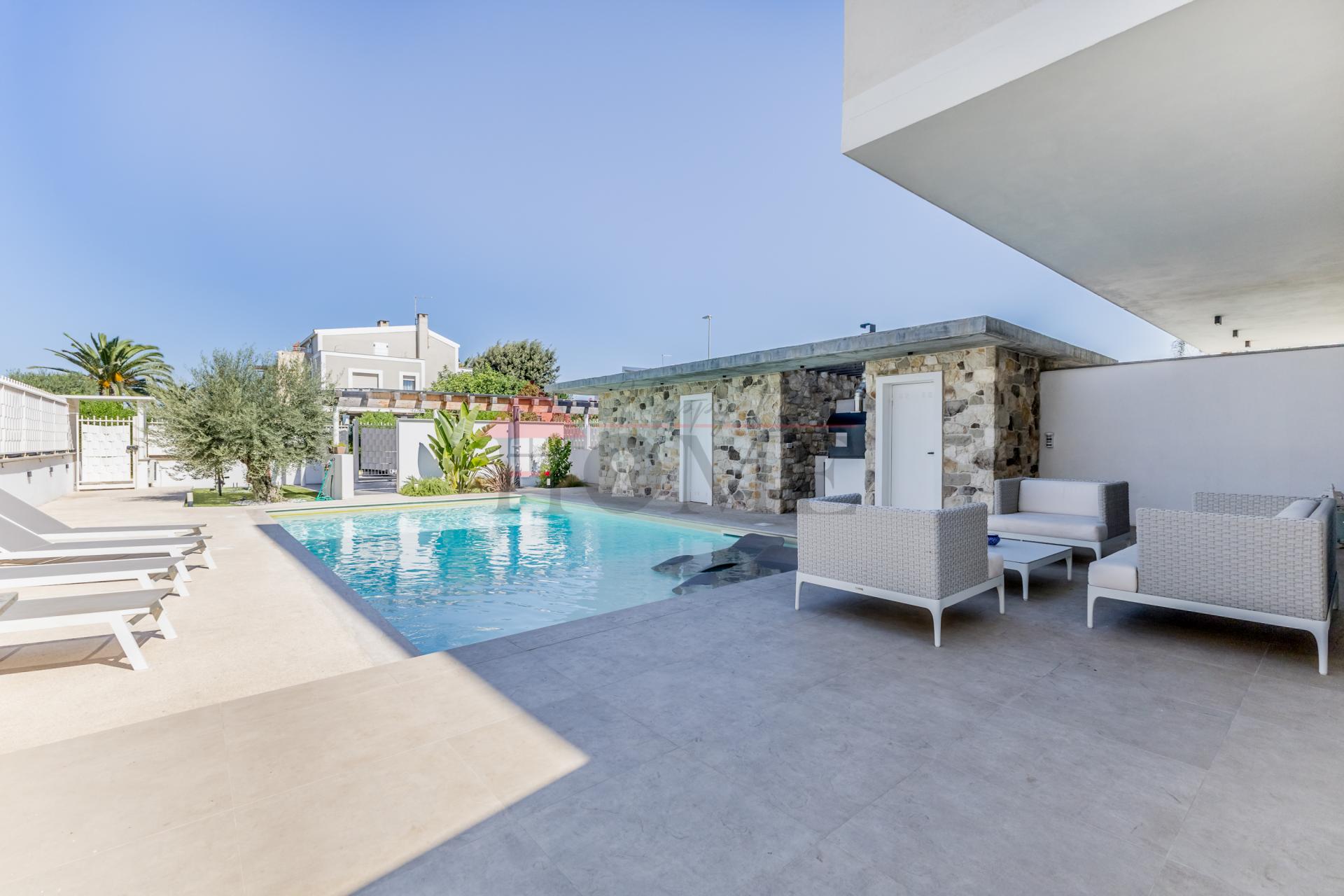 FREGENE – PRESTIGIOSA VILLA DI NUOVA COSTRUZIONE CON PISCINA • VISTA MARE • CLASSE A4 RIF. V/100