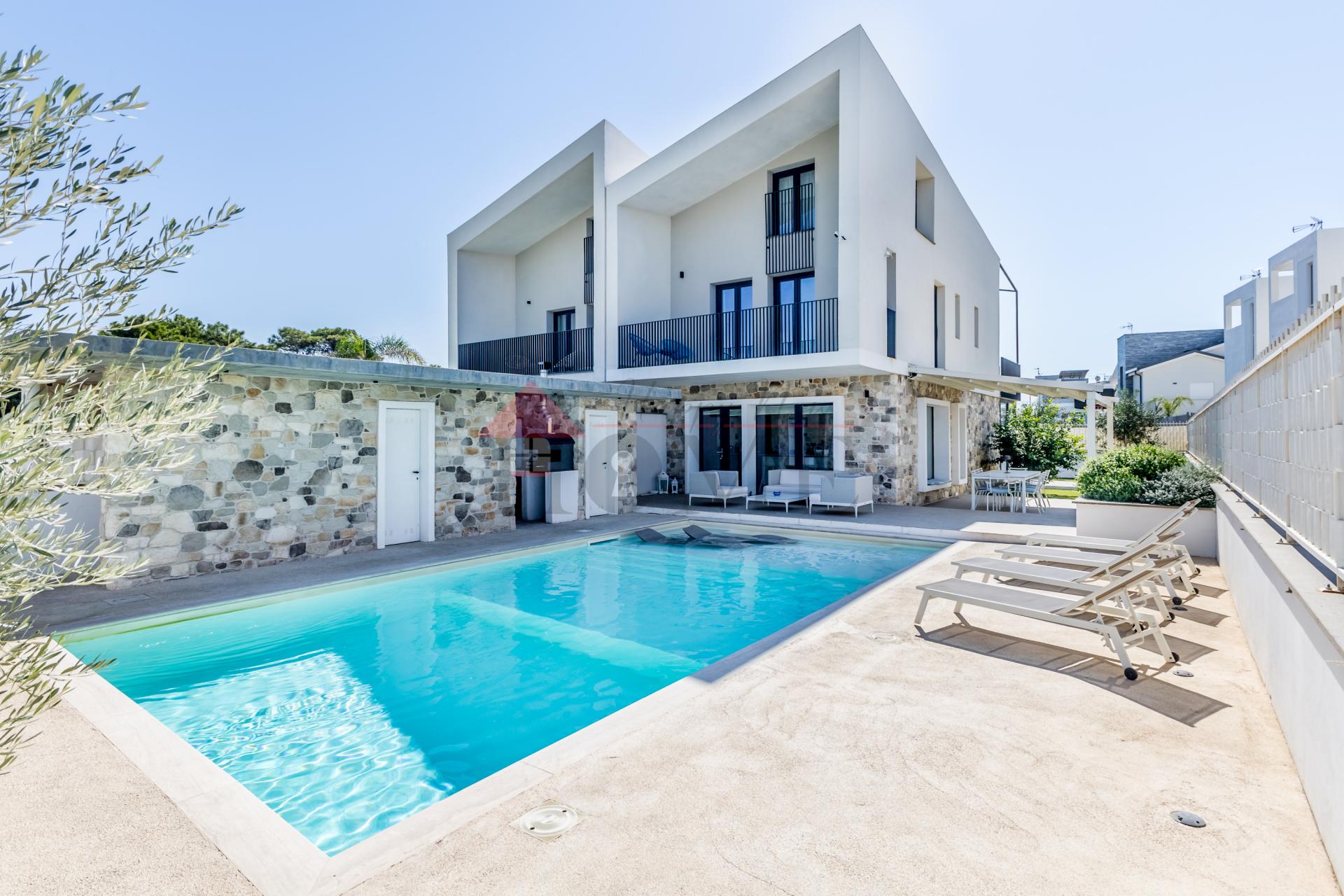 FREGENE – PRESTIGIOSA VILLA DI NUOVA COSTRUZIONE CON PISCINA • VISTA MARE • CLASSE A4 RIF. V/100