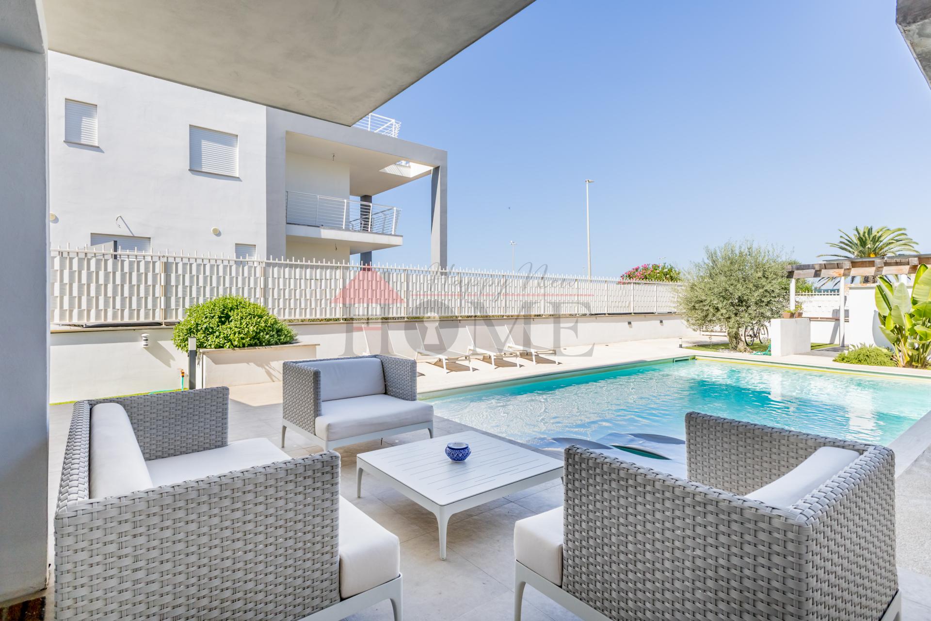 FREGENE – PRESTIGIOSA VILLA DI NUOVA COSTRUZIONE CON PISCINA • VISTA MARE • CLASSE A4 RIF. V/100