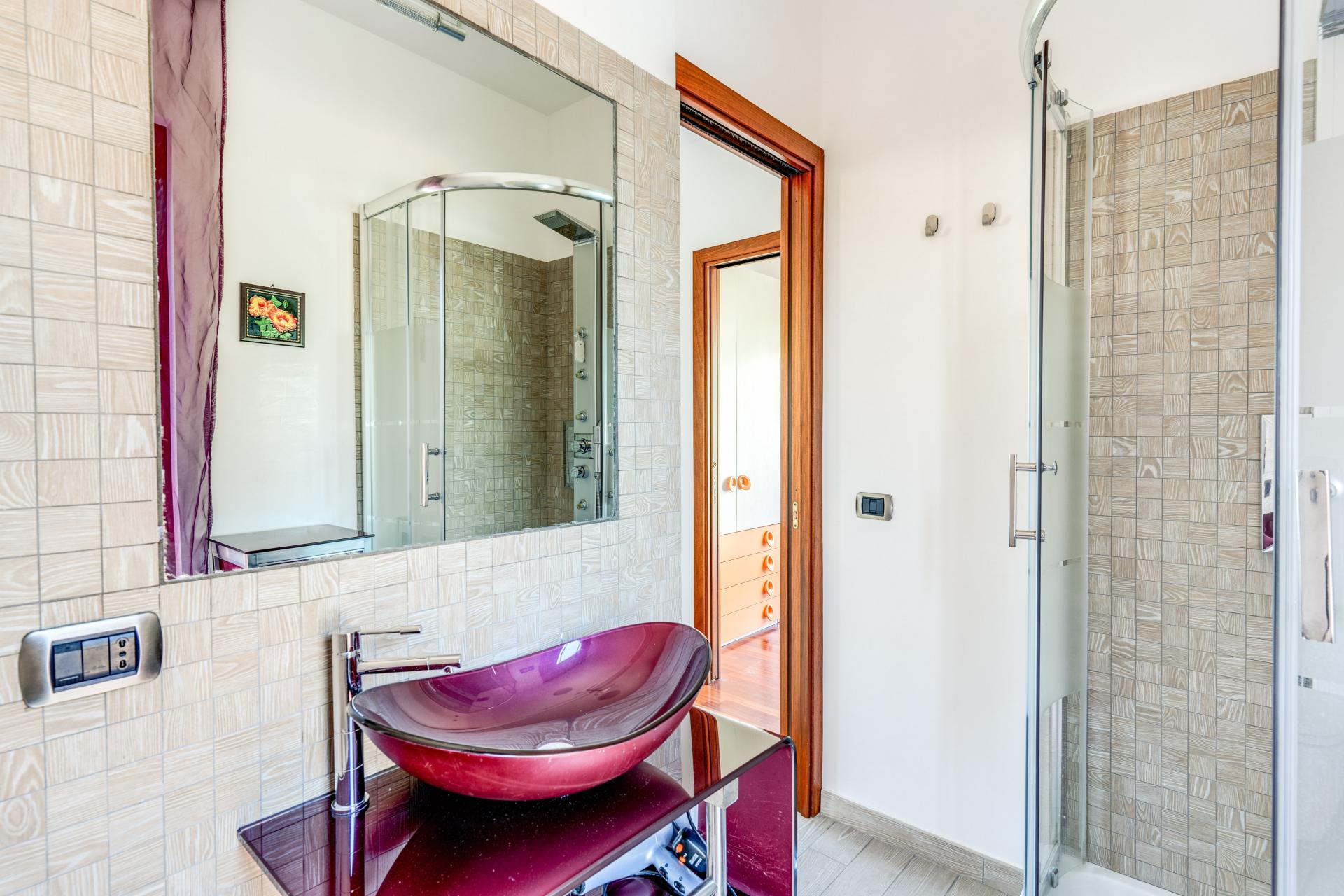 FREGENE CENTRO PRESTIGIOSA VILLA BIFAMILIARE CON GIARDINO E PISCINA RIF. V/80