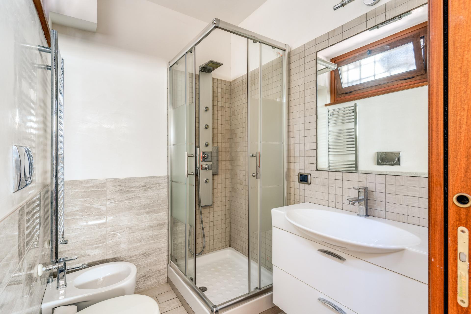 FREGENE CENTRO PRESTIGIOSA VILLA BIFAMILIARE CON GIARDINO E PISCINA RIF. V/80