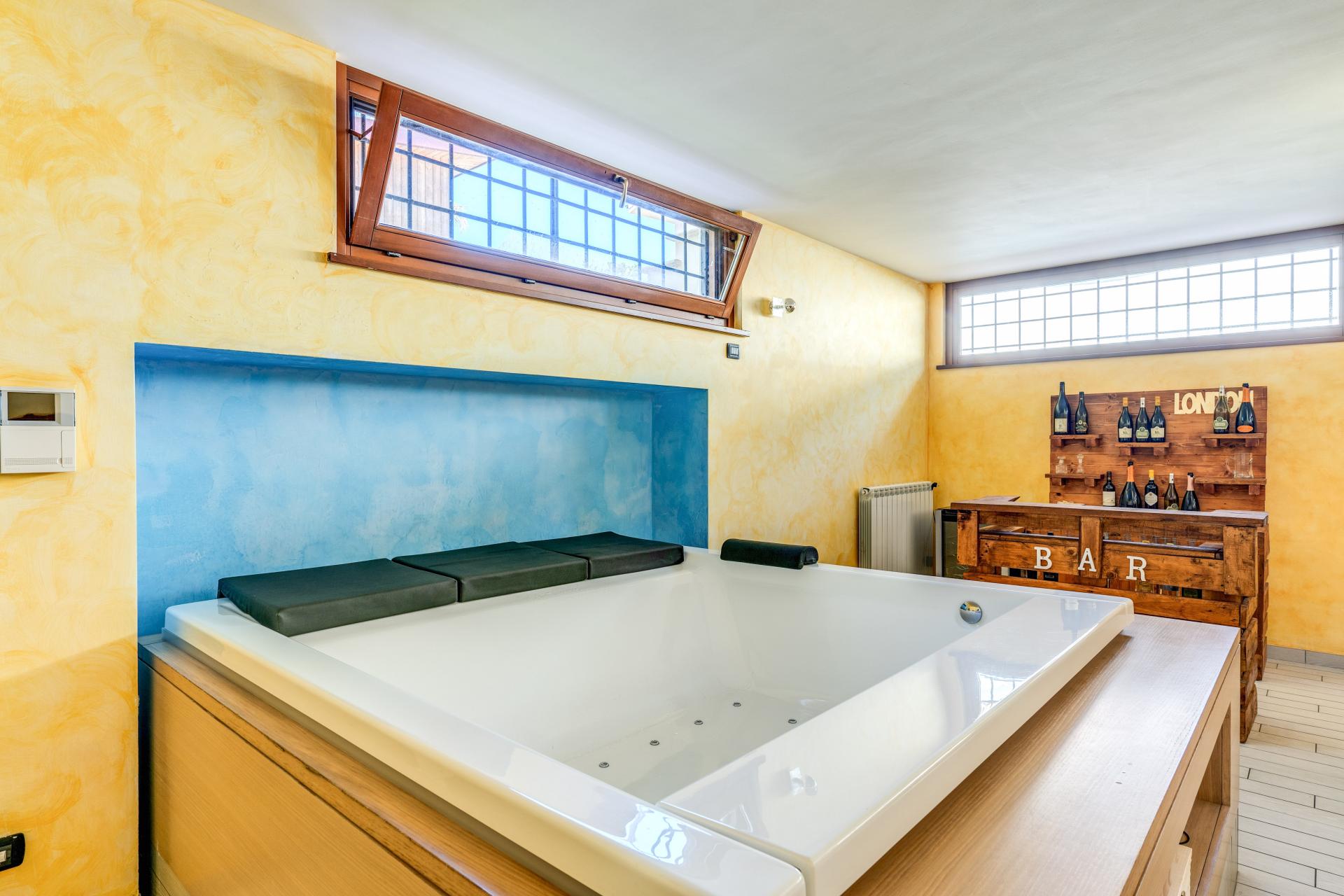 FREGENE CENTRO PRESTIGIOSA VILLA BIFAMILIARE CON GIARDINO E PISCINA RIF. V/80