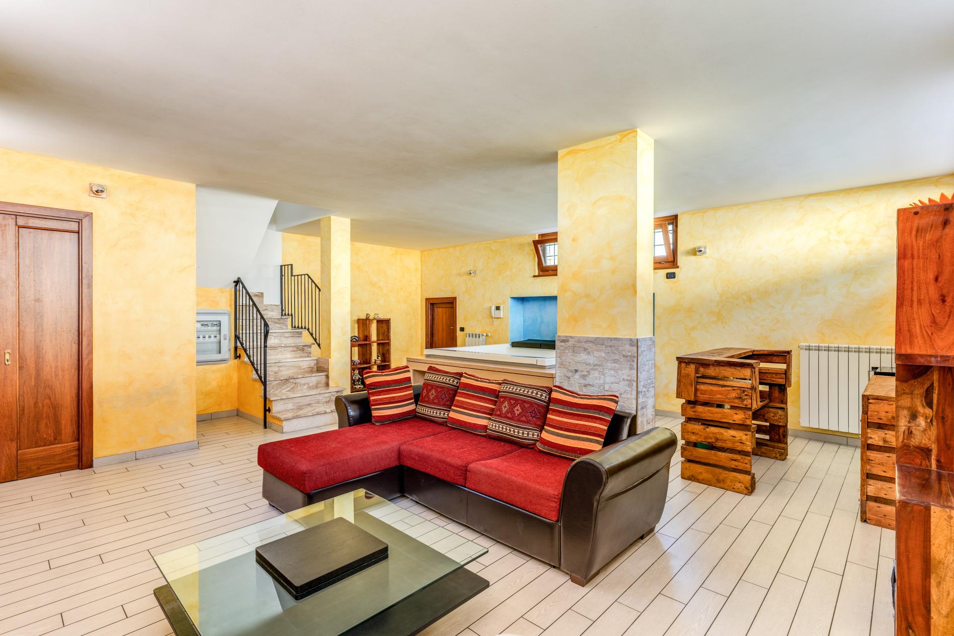 FREGENE CENTRO PRESTIGIOSA VILLA BIFAMILIARE CON GIARDINO E PISCINA RIF. V/80