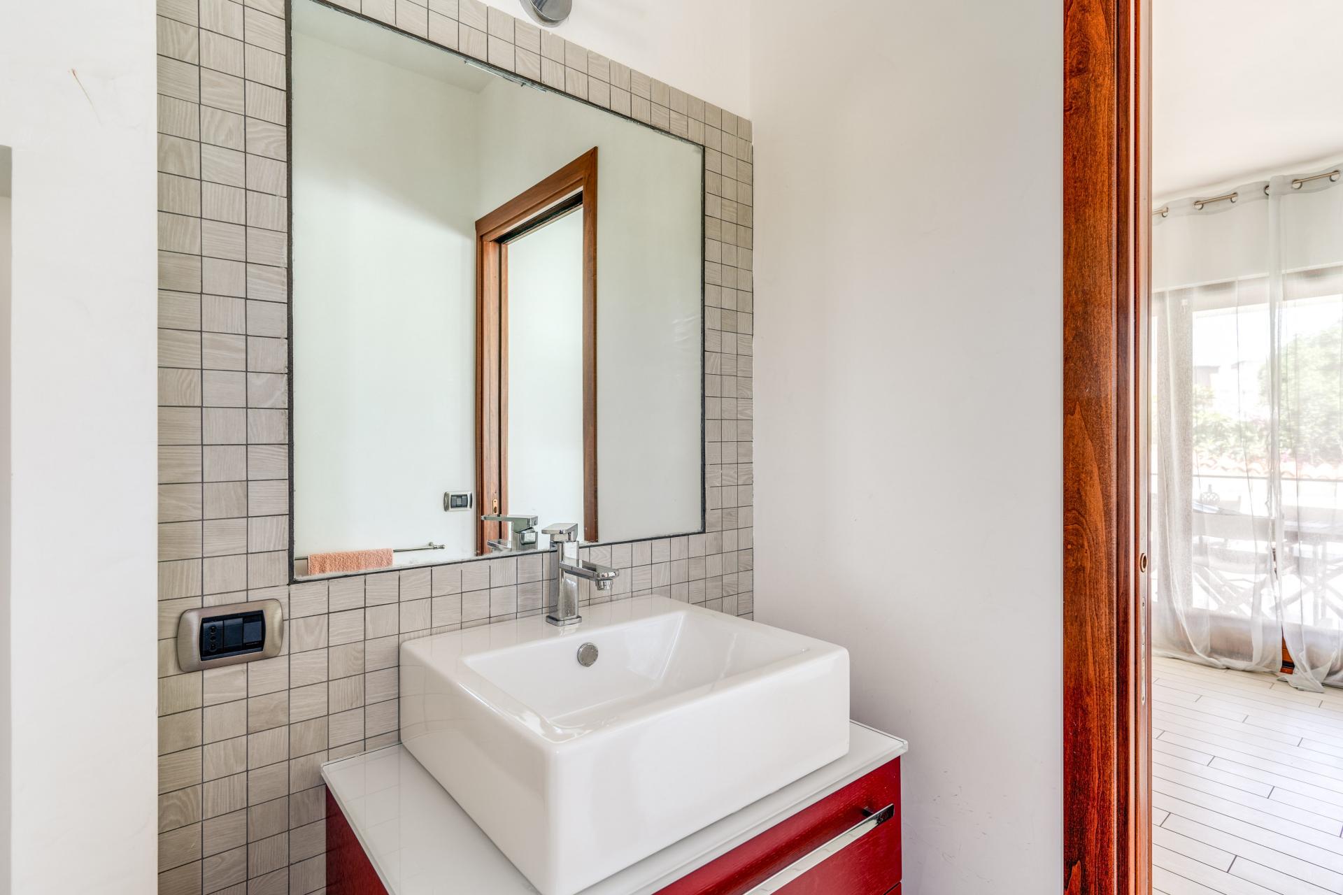 FREGENE CENTRO PRESTIGIOSA VILLA BIFAMILIARE CON GIARDINO E PISCINA RIF. V/80