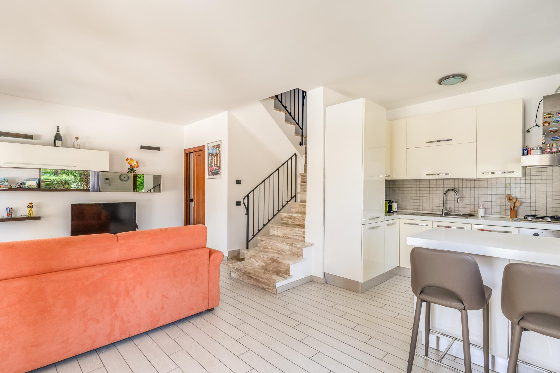 FREGENE CENTRO PRESTIGIOSA VILLA BIFAMILIARE CON GIARDINO E PISCINA RIF. V/80