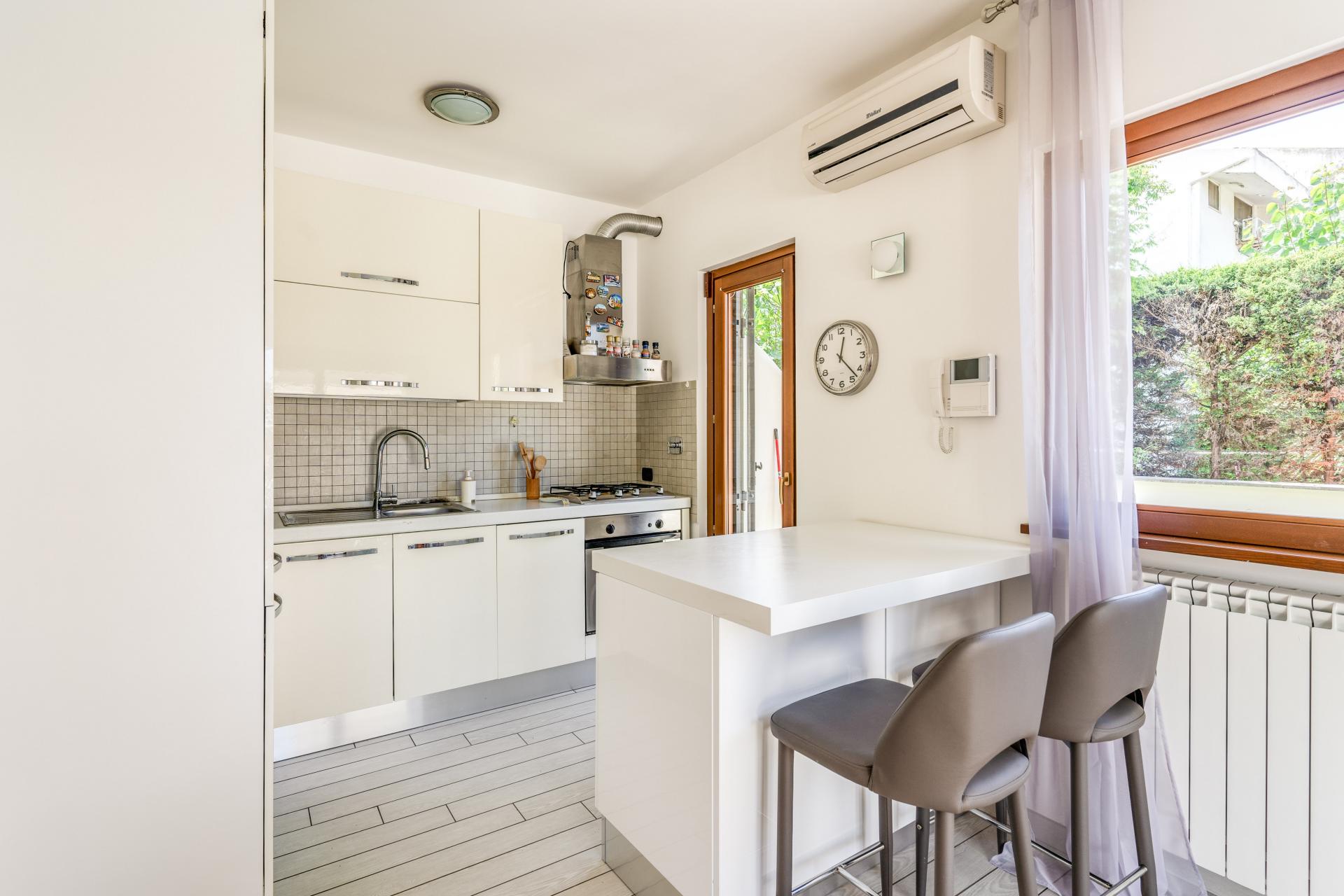 FREGENE CENTRO PRESTIGIOSA VILLA BIFAMILIARE CON GIARDINO E PISCINA RIF. V/80