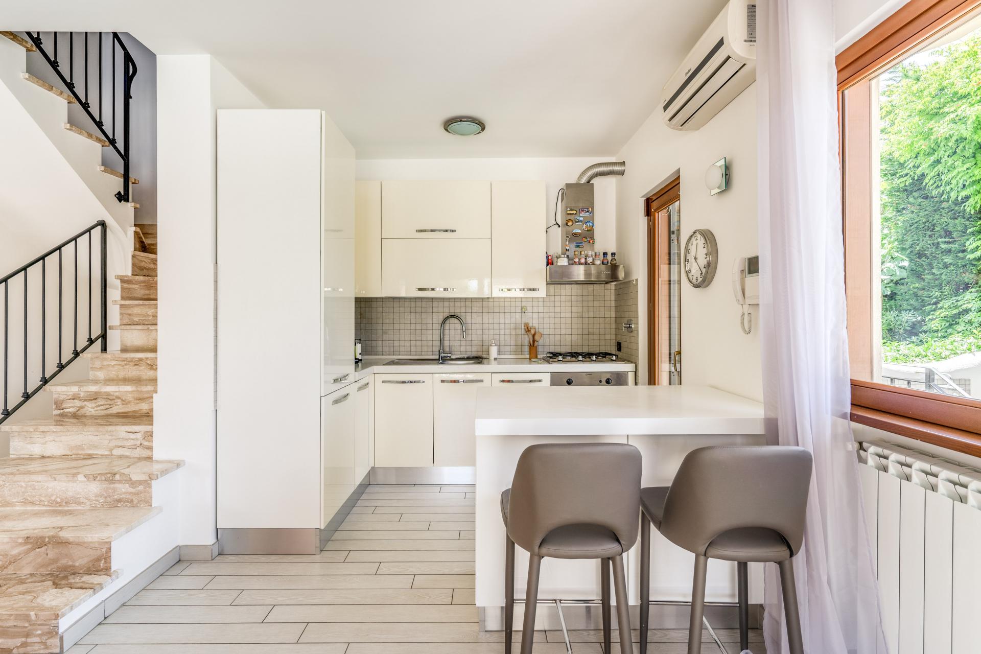 FREGENE CENTRO PRESTIGIOSA VILLA BIFAMILIARE CON GIARDINO E PISCINA RIF. V/80