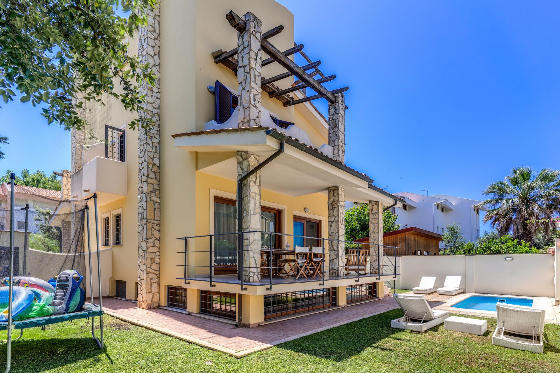 FREGENE CENTRO PRESTIGIOSA VILLA BIFAMILIARE CON GIARDINO E PISCINA RIF. V/80