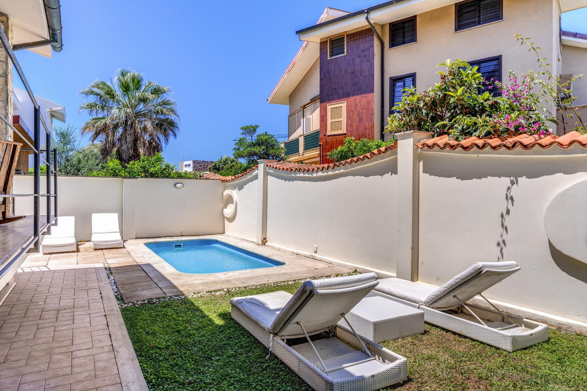 FREGENE CENTRO PRESTIGIOSA VILLA BIFAMILIARE CON GIARDINO E PISCINA RIF. V/80